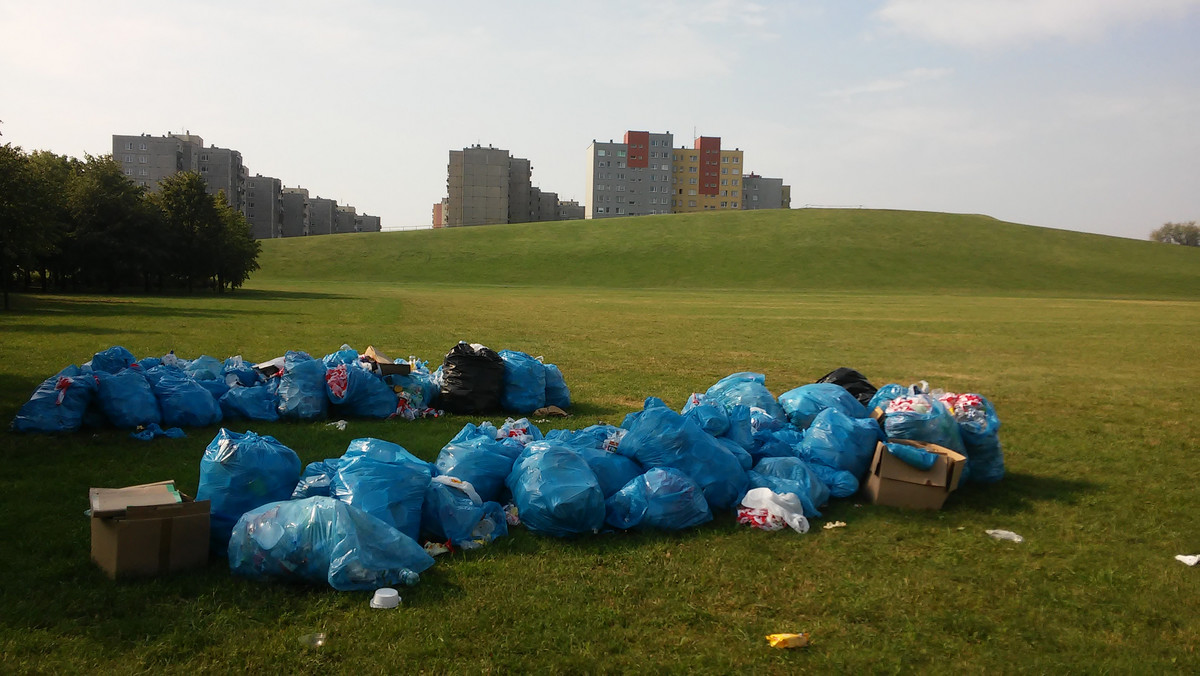 Mieszkańcy osiedla Armii Krajowej skarżą się na śmieci pozostawione w parku po świętowaniu Dnia Wspólnoty w ramach Światowych Dni Młodzieży. Przypomnijmy, w sobotę, czyli niemal tydzień temu przed "Górką Śmierci" odbywało się nabożeństwo i koncert uwielbienia.