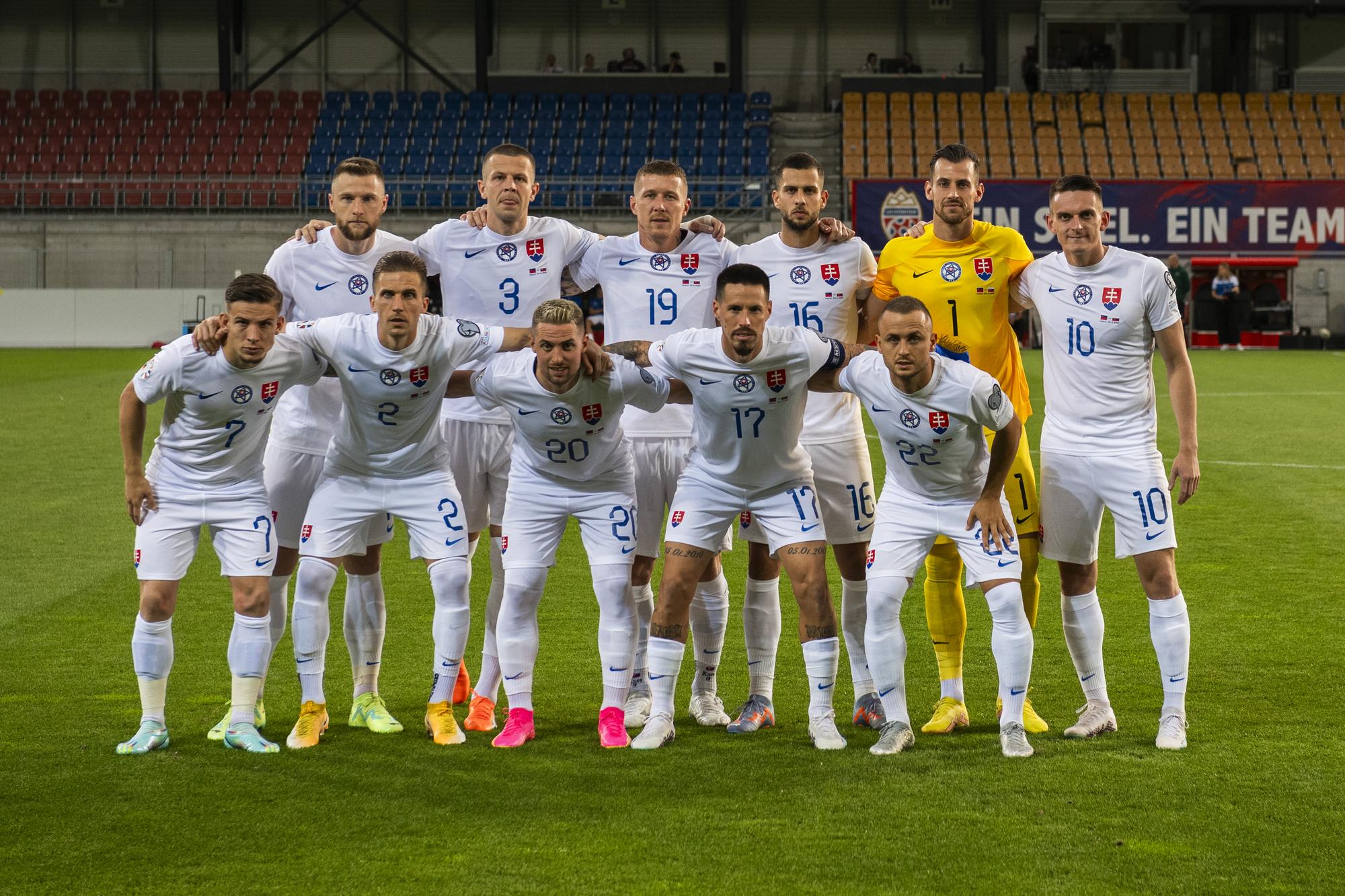 Futbalisti Slovenska pózujú pred kvalifikačným zápasom s Lichtenštajnskom.