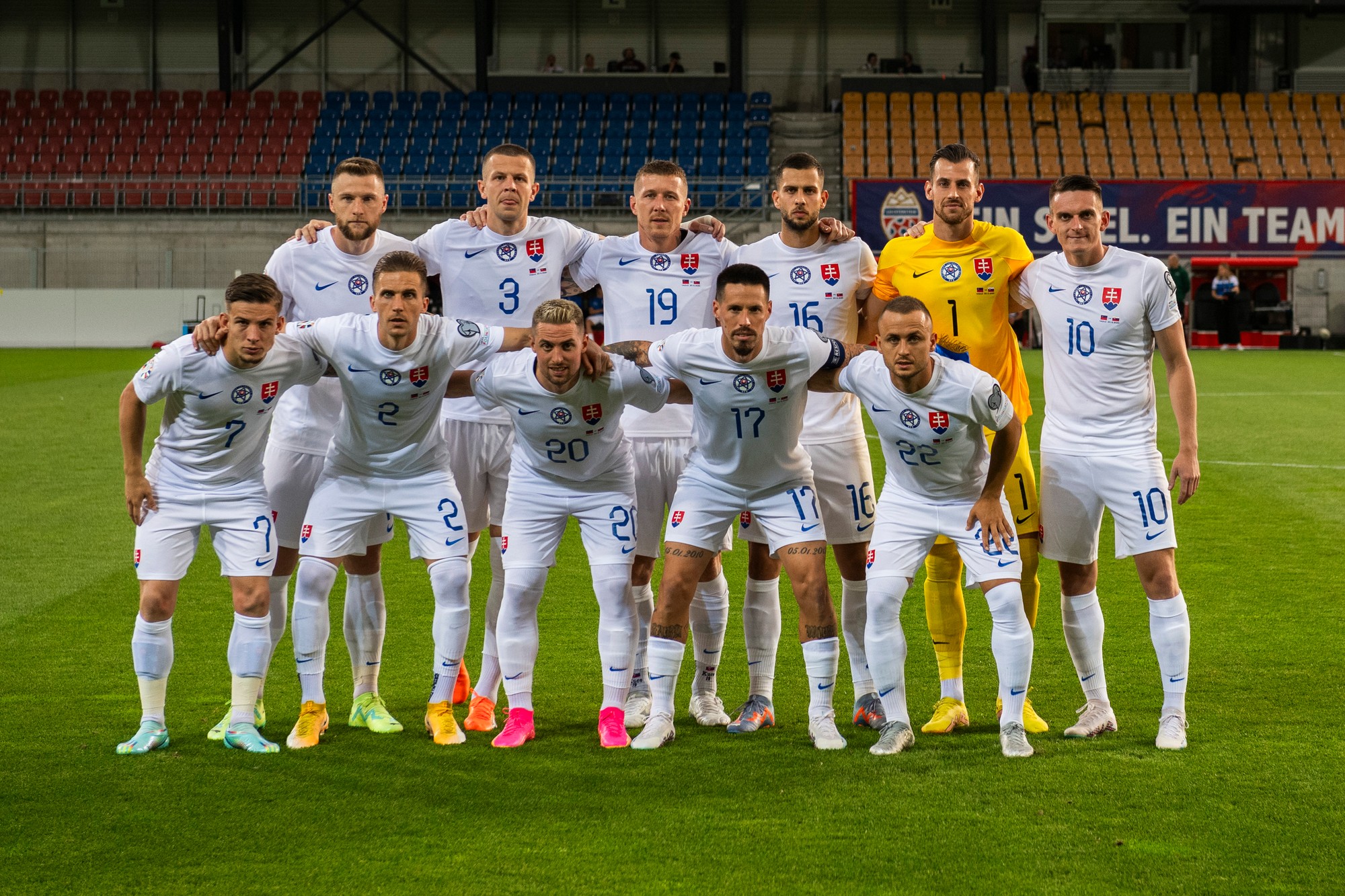 Futbalisti Slovenska pózujú pred kvalifikačným zápasom s Lichtenštajnskom.