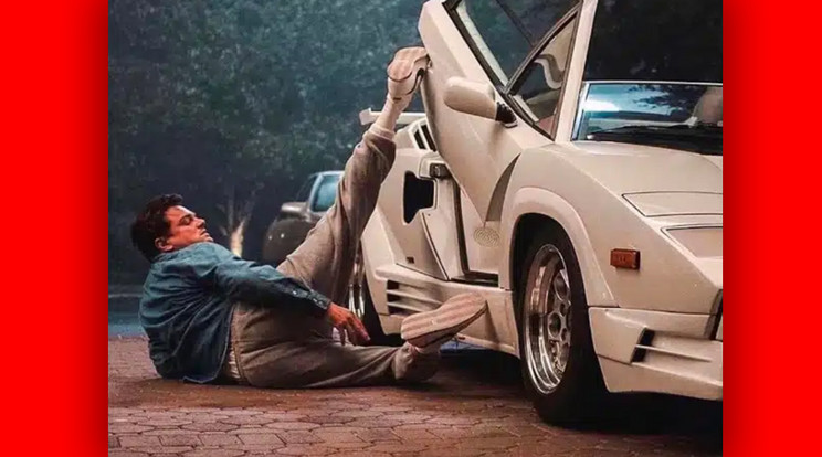 A Jordan Belfortot alakító Leonardo DiCaprio más jelenetekben is „vezette” az ikonikus autócsodát. / Fotó: Paramount