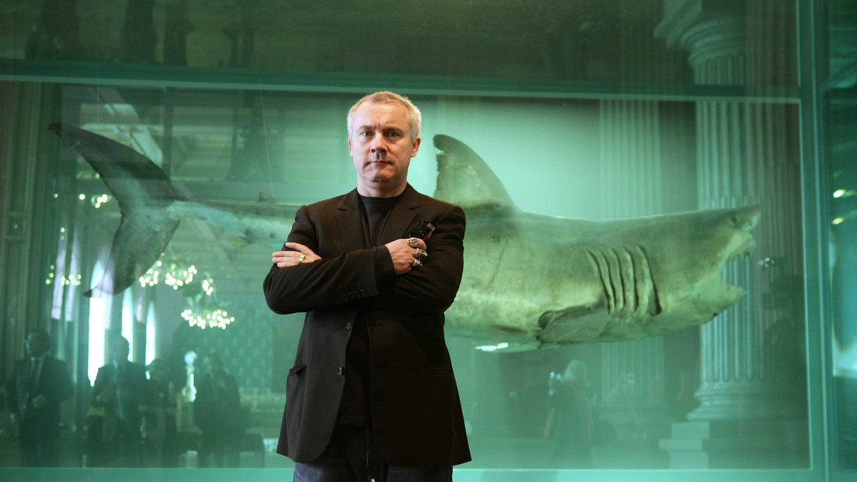 Damien Hirst przed instalacją "Fizyczna niemożliwość śmierci w umyśle istoty żyjącej"