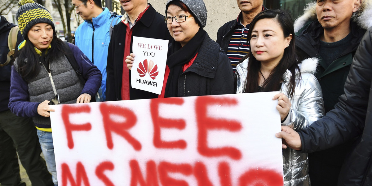 Kanada wypuściła z aresztu CFO Huawei Meng Wanzhou. Na zdjęciu protesty Chińczyków wzywające do jej uwolnienia w mieście Vancouver
