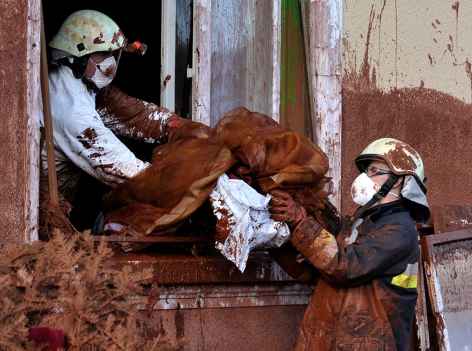 Czerwony szlam zalewa Węgry