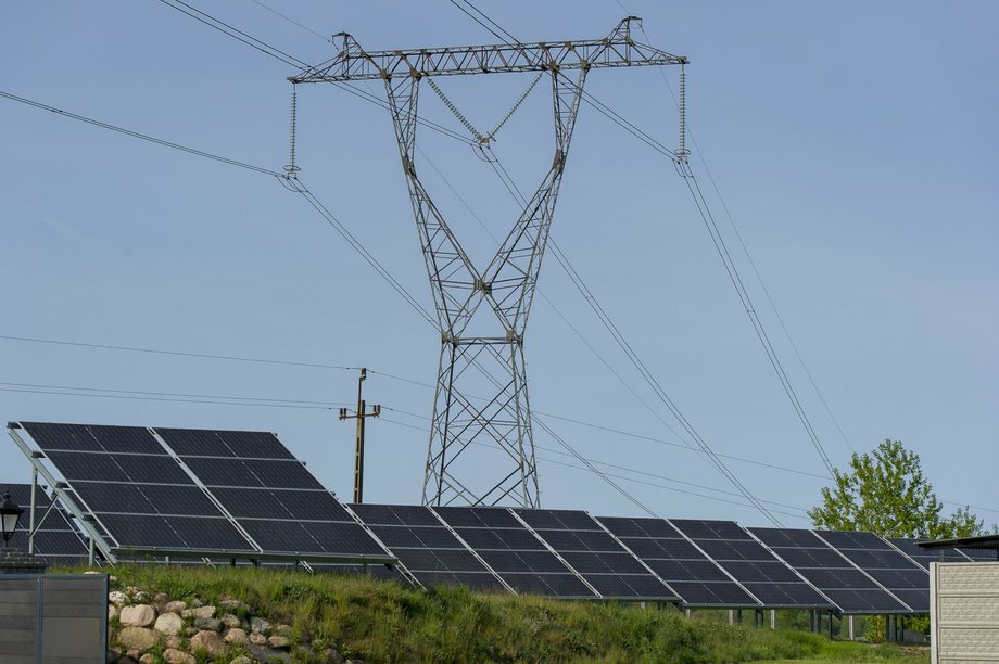 Największą przeszkodą w budowie nowych farm fotowoltaicznych jest obecnie przeciążona sieć energetyczna.