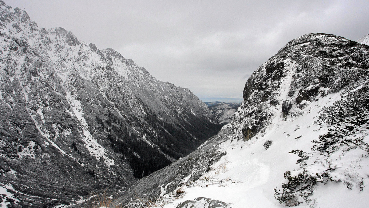 W Tatrach, w okolicach Świnickiej Przełęczy, zeszła lawina. Śnieg przysypał dwie osoby, jedna z nich sama zdołała się wydostać, drugą znaleźli ratownicy.
