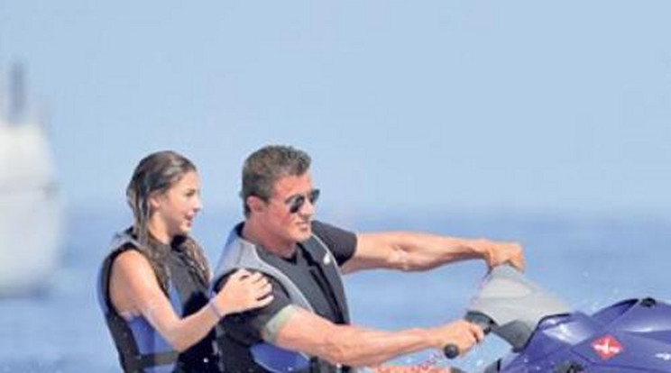 Alaposan belehúzot Stallone