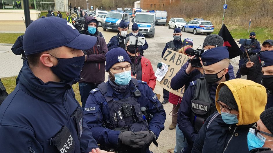 Premier Morawiecki w Gdańsku. Będą wnioski do sądu wobec protestujących