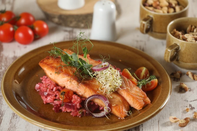 Losos sa rižotom od cvekle