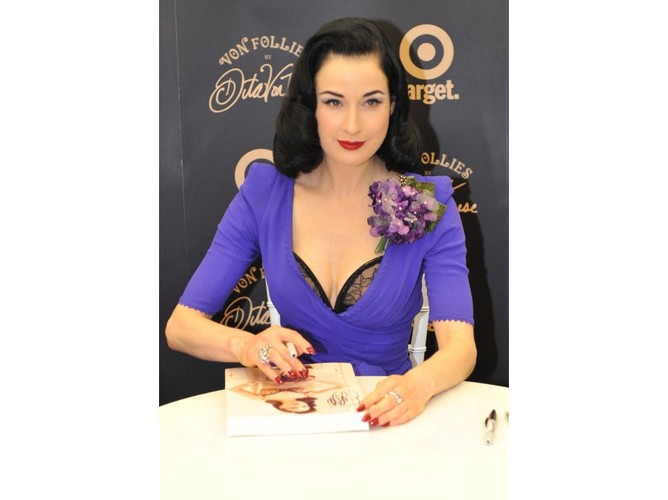 Dita Von Teese promuje swoją bieliznę
