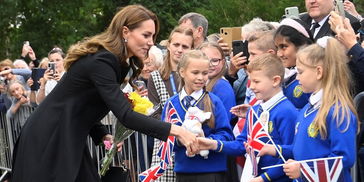 Kate oraz ośmioletnia Elizabeth i jej koledzy z klasy. 