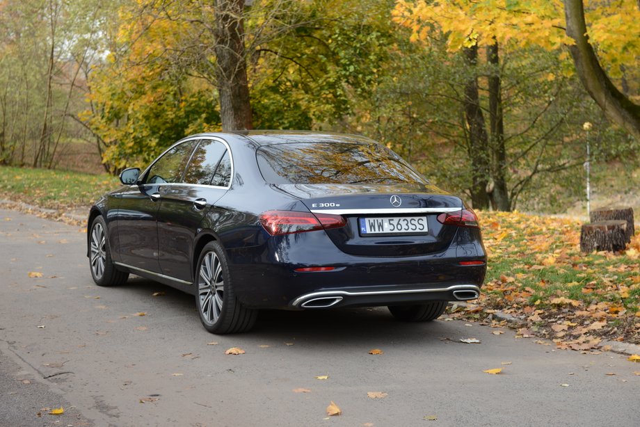 Mercedes E 300e ma na pokładzie baterie, które pozwalają przejechać około 45 km, ale realnie dystans ten jest zwykle mniejszy. Gdy prąd się kończy - włącza się silnik spalinowy.