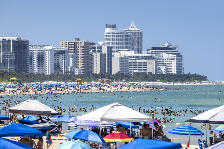 Ludzie spędzają czas na plaży Miami Beach na Florydzie podczas najgorętszego lata we współczesnej historii. Według NASA ciepło zgromadzone w oceanie powoduje rozszerzanie się jego wód, co odpowiada za jedną trzecią do połowy globalnego wzrostu poziomu mórz. Zdjęcie z końca lipca br.