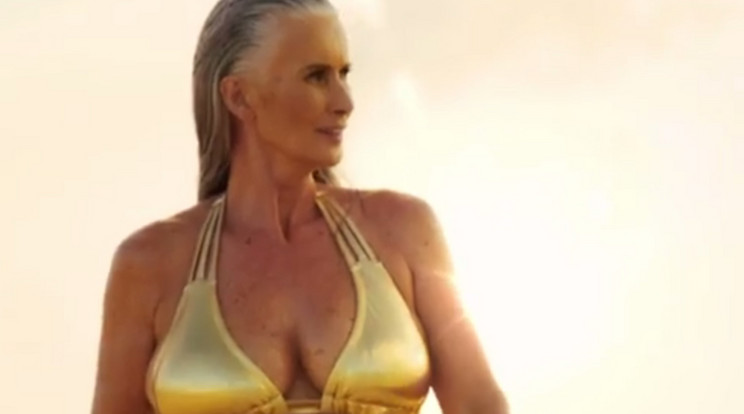 Nicola Griffin arany bikiniben pózol a reklámfilmben / Fotó: YouTube