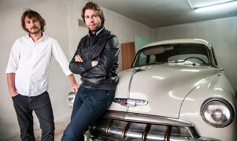 Wojciech Jurecki i Michał Wróbel oraz Chevrolet Deluxe