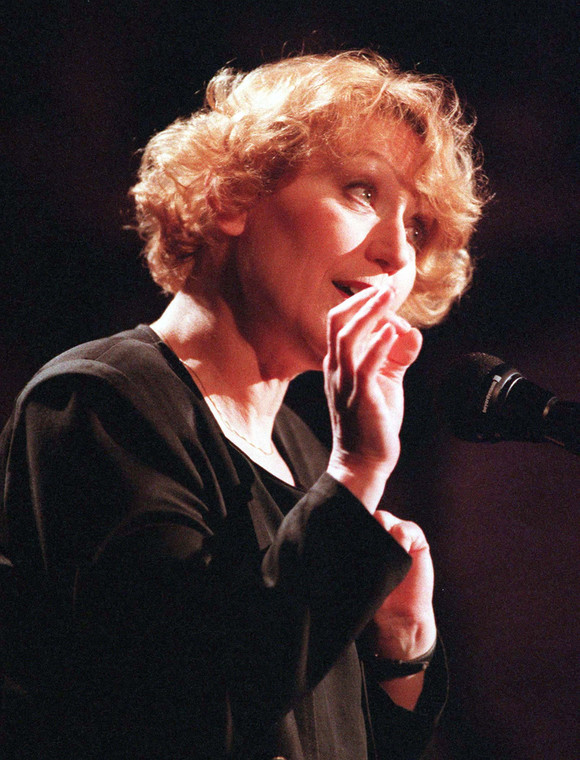Teresa Budzisz-Krzyżanowska podczas XVI Przeglądu Piosenki Aktorskiej w 1995 r.