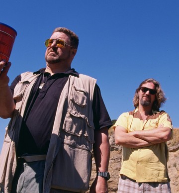  A nagy Lebowski két főszereplője is ikonikus karakter, a mindig ideges Walter egy sárga lencsés aviátor stílusú napszemüvegben van, míg Töki egy igazán exkluzív Vuarnet modellt visel, ami a hatvanas évektől az igazán bennfentes napszemüveg-imádok titkos favoritja.
