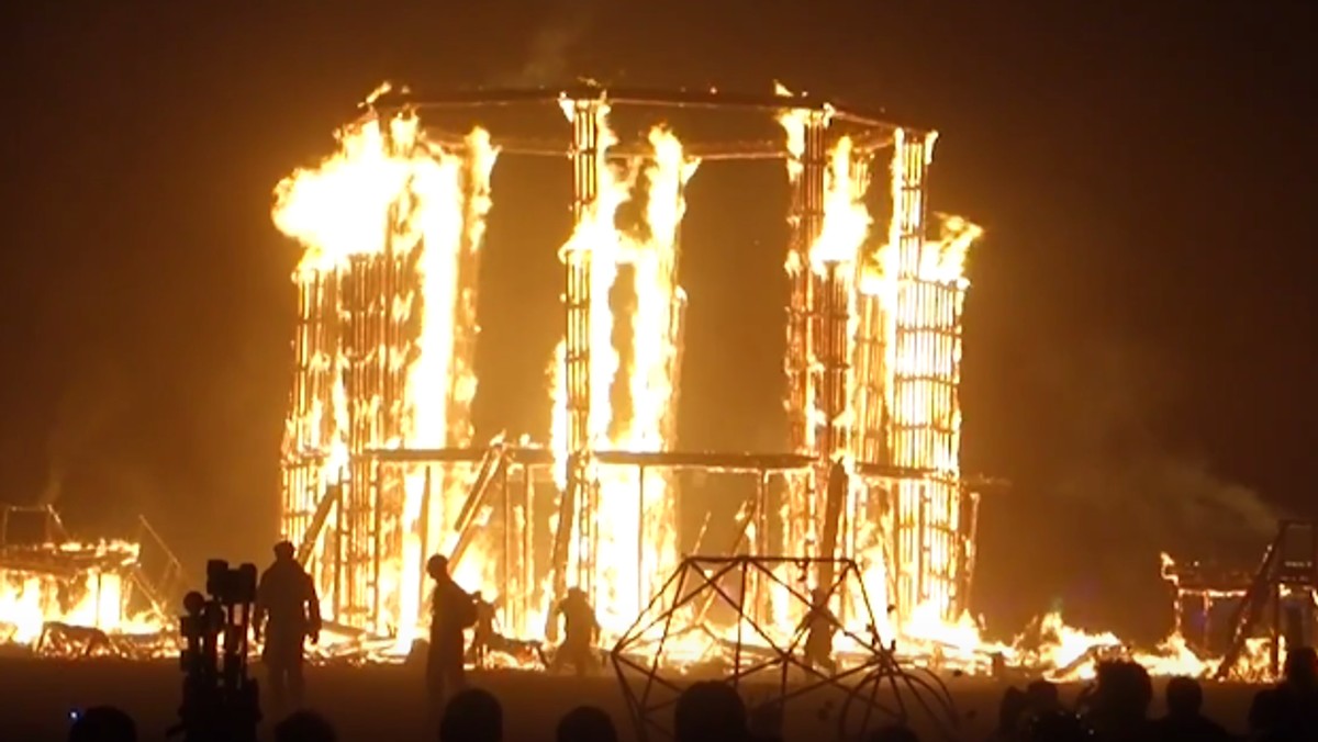 Do tragedii doszło podczas tegorocznej edycji festiwalu Burning Man. W sobotę jeden z uczestników wbiegł w płomienie podczas palenia kukły, od której pochodzi nazwa festiwalu. Mężczyzna zmarł w szpitalu - informuje CNN.