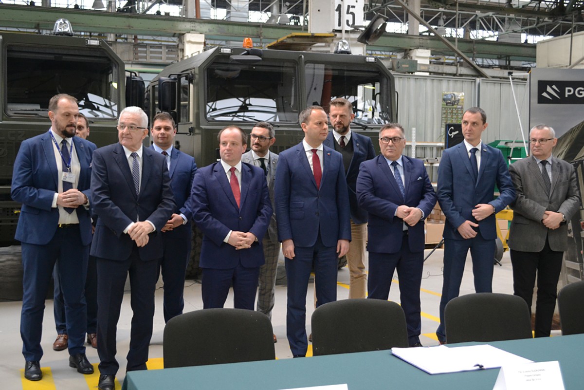 Podpisanie kontraktu na dostawy pojazdów dla wojska. Źródło: PGZ