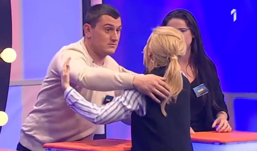 Anđelka ga grli kao znak "utehe" zbog greške