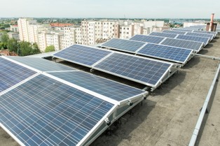 Wrocław wyznacza ekologiczne trendy. Dachy blokowisk wyprodukują prąd