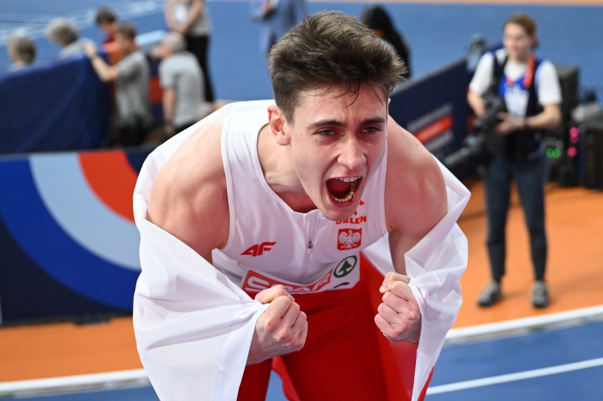 Apeldoorn, Holandia, 08.03.2025. Halowe lekkoatletyczne mistrzostwa Europy 2025. Maksymilian Szwed cieszy się ze srebrnego medalu po biegu finałowym na 400 m