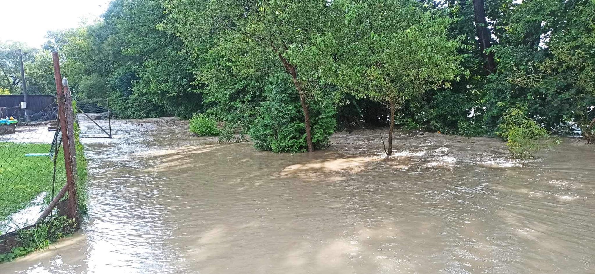 V obci Ubľa voda z potoka Brezovčík zaplavila cestu aj pivnice.