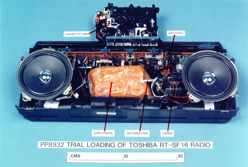 Makieta magnetofonu i umieszczonego w nim ładunku wybuchowego