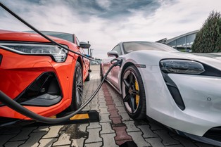 Barometr Flotowy 2020: 18 proc. polskich firm chce wprowadzić pojazdy elektryczne do swoich flot