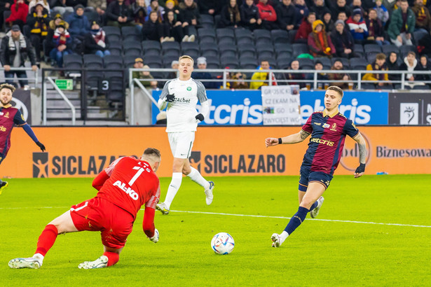 Zawodnik Pogoni Szczecin Luka Zahovic (P) i Adrian Lis (L) z Warty Poznań podczas meczu piłkarskiej Ekstraklasy