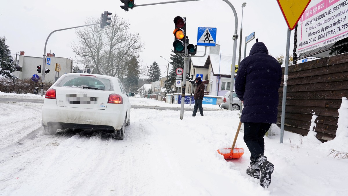 Atak zimy na północy Polski. Zasypane drogi na Warmii, Mazurach i Podlasiu [ZDJĘCIA]