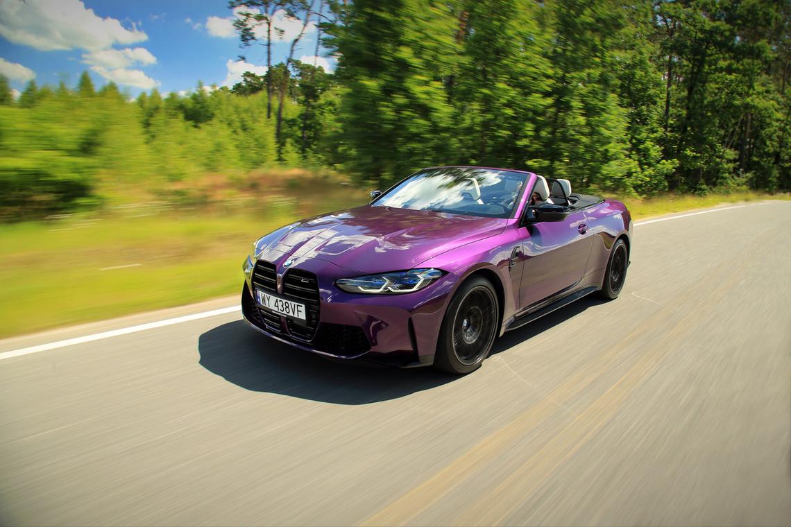 Lakier Twilight Purple pochodzi z palety BMW Individual i kosztuje... 18 100 zł. W promocji. Bez – 22 600 zł. Ciemny odcień sprawia, że duże czarne "nerki" nieco zlewają się z nadwoziem – i całe szczęście...