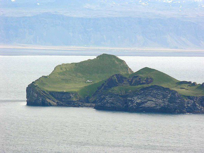 Osamotený dom na ostrove Elliðaey