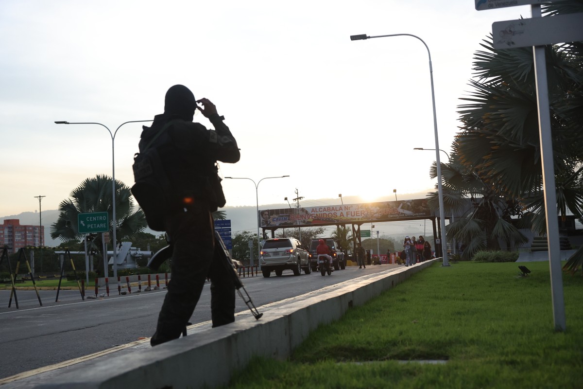 Uzbrojony strażnik niepoodal Fuerte Tiuna (Fort Tiuna), gdzie mieści się wenezuelski resort obrony narodowej. Caracas, Wenezuela, 3.01.2026