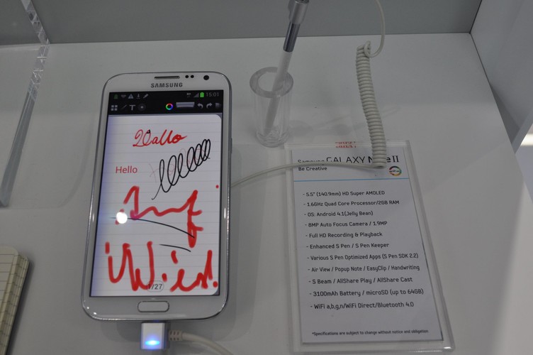 Komórka występuje w dwóch wersjach kolorystycznych