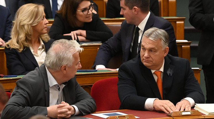Orbán Viktor miniszterelnök (j) és Semjén Zsolt miniszterelnök-helyettes az Országgyűlés plenáris ülésén 2023. november 6-án/Fotó: MTI/Máthé Zoltán