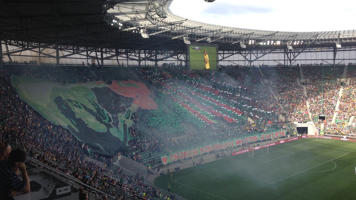 Wojewoda dolnośląski zajmie się wnioskiem policji w sprawie zamknięcia jednej z trybun stadionu Śląska Wrocław. Na decyzję czekają najbardziej zagorzali sympatycy klubu.