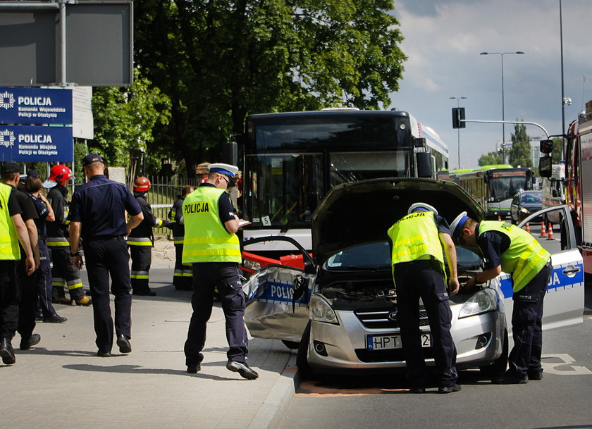 Siedem osób rannych w wypadku gdzie radiowóz staranował autobus 