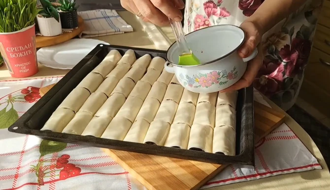 Pita sa suvim šljivama je bogatog ukusa i puna fila