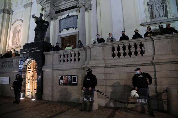 Kontrdemonstranci pod Kościołem św. Krzyża przy Krakowskim Przedmieściu w Warszawie