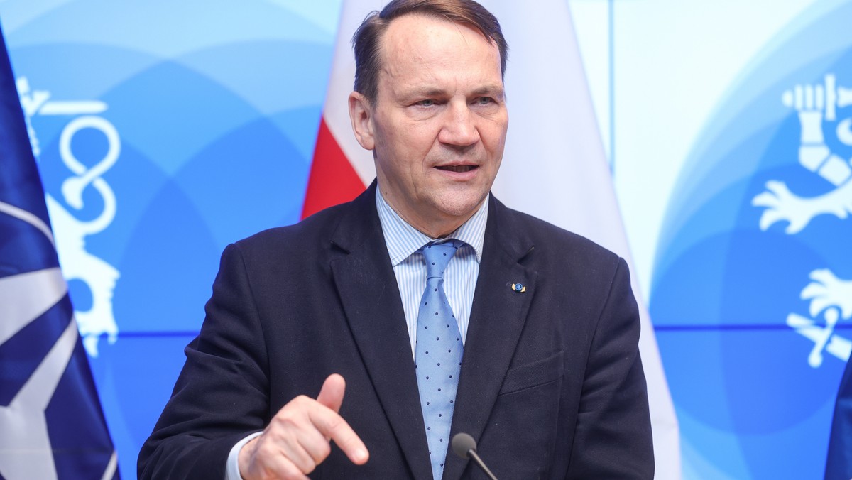 Trzęsienie ziemi w ambasadach. Minister Sikorski tłumaczy decyzję