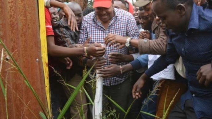 Governor Waititu joins students in uprooting a beacon at KIST during past protests 