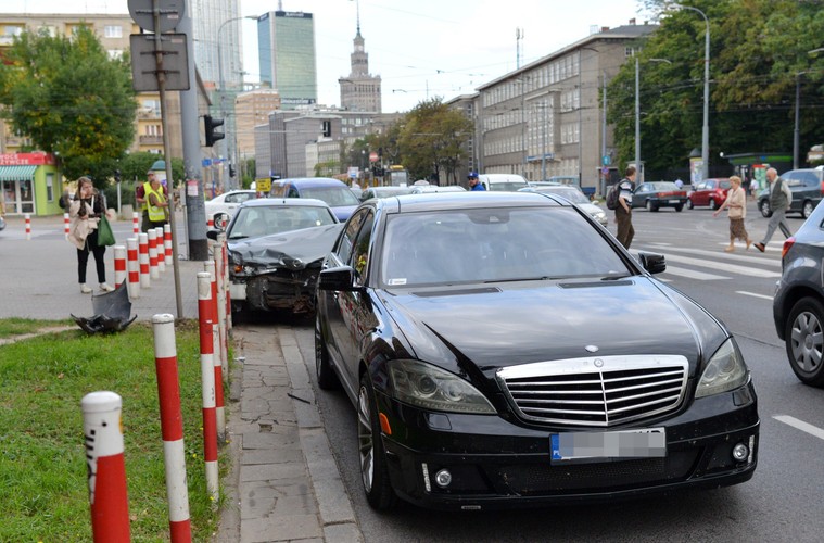 Uszkodzony mercedes Mariusza Pudzianowskiego