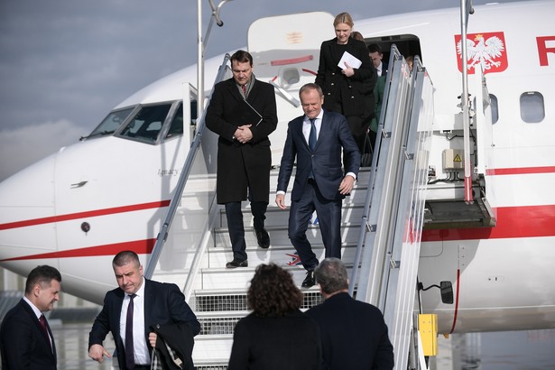 Paryż, Francja, 12.02.2024. Premier Donald Tusk (C-P) i minister spraw zagranicznych RP Radosław Sikorski (C-L) na lotnisku w Paryżu, 12 bm. Premier Tusk spotka się z prezydent Francji a następnie uda się do Berlina na spotkanie z kanclerzem Niemiec. (aldg) PAP/Marcin Obara