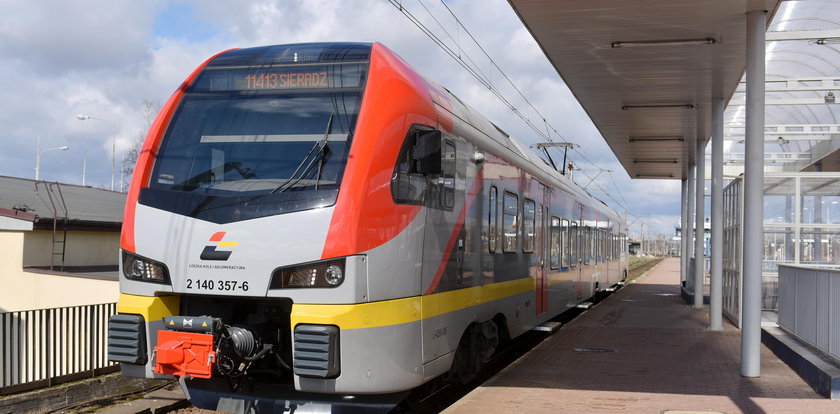 Bus zderzył się z pociągiem ŁKA. Zablokowane tory pod Kutnem