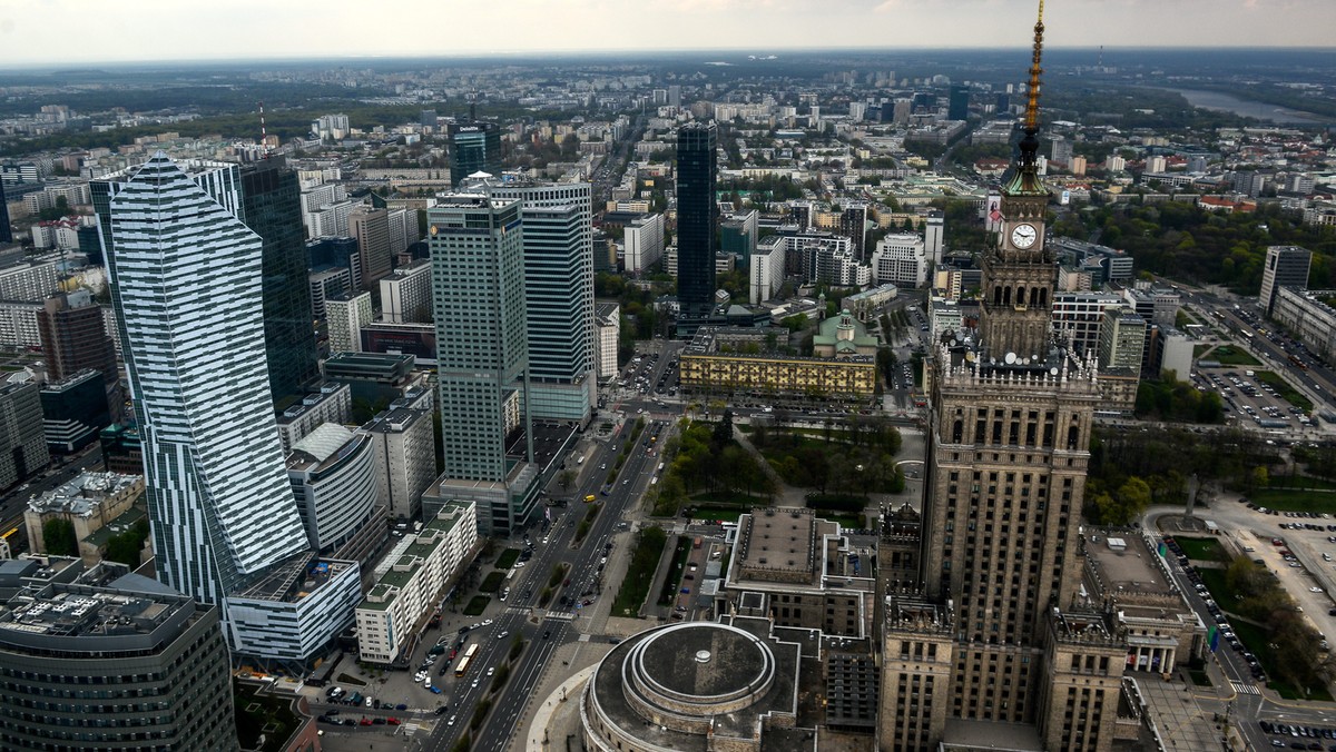 Komisja Weryfikacyjna zbada zwrot działki pod dawnym adresem Sienna 29 w Warszawie. Rozprawa ma się rozpocząć o godzinie 10. Wśród wezwanych jest były wiceprezydent stolicy Jacek Wojciechowicz, który w Ratuszu odpowiadał między innymi za plany zagospodarowania przestrzennego. Przed komisję po raz kolejny wezwano też Hannę Gronkiewicz-Waltz.