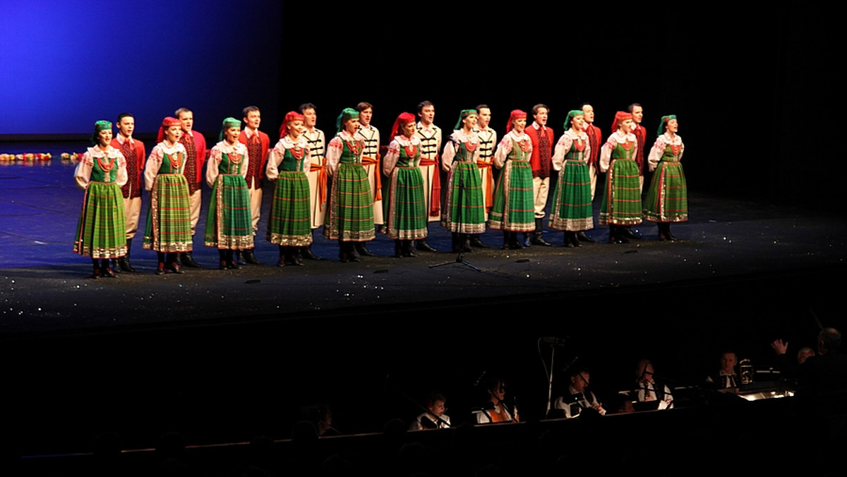 "Jak przygoda to tylko w Warszawie" - zaśpiewa w środę w Sali Kongresowej Państwowy Zespół Ludowy Pieśni i Tańca "Mazowsze" podczas swojego tysięcznego koncertu w Warszawie.