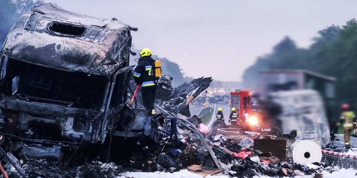 Horror na A4. Pojazdy stanęły w płomieniach. Straszna śmierć kierowcy.