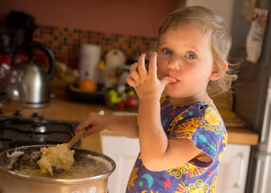 Ne engedd, hogy a gyereked nyers tésztát egyen!/ fotó: Thinkstock
