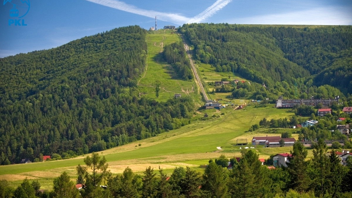 Dramat rozpoczął się w niedzielę po południu w masywie góry Żar w gminie Gilowice (Śląskie). Mężczyzna strzelił do turysty, którego trafił w lewe ramię. Życiu rannego nic nie zagraża. Napastnik następnie schronił się na swojej działce. Otworzył ogień do próbujących go zatrzymać policyjnych antyterrorystów.