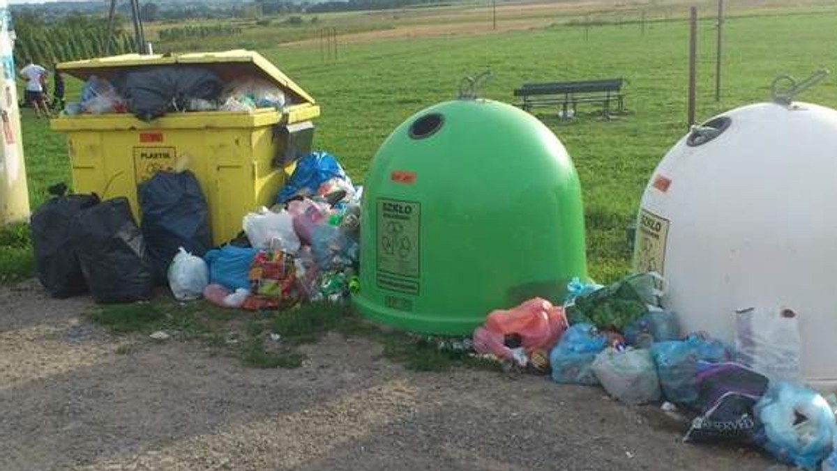 Punkt zbiórki odpadów przy ul. Krakowskiej w Rzeszowie obok cmentarza od kilku tygodni tonie w śmieciach podrzucanych przez mieszkańców okolicznych miejscowości.